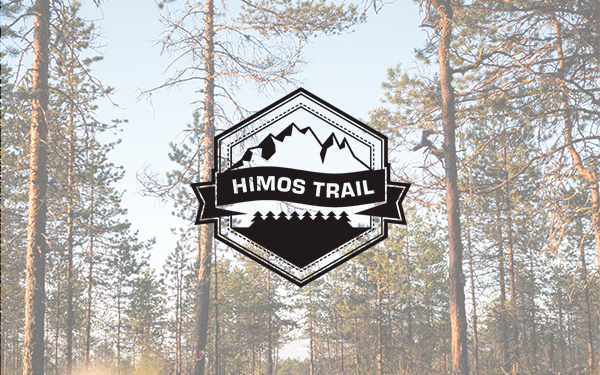 Himos Trailin mainoskuva, jossa logo edessä ja taustalla metsää.